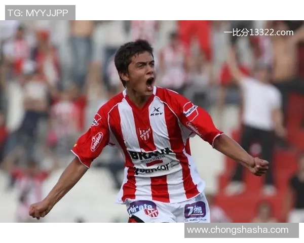 迪巴拉在足球场上的华丽转身与未来发展潜力的深度解析 迪巴拉在足球场上的华丽转身与未来发展潜力的深度解析